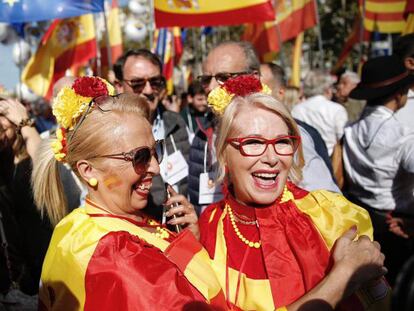 Manifestantes en la marcha de Sociedad Civil Catalana en Barcelona, este domingo. En vídeo, miles de constitucionalistas catalanes se manifiestan en las calles de Barcelona