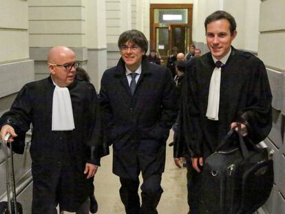 El expresident de la Generalitat, Carles Puigdemont, a su llegada al Palacio de Justicia de Bruselas (Bélgica). En vídeo, declaraciones de Puigdemont y Boye, este martes.