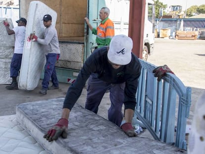 Descarga de uno de los camiones que se dedican a recoger colchones por la ciudad de Torrevieja.