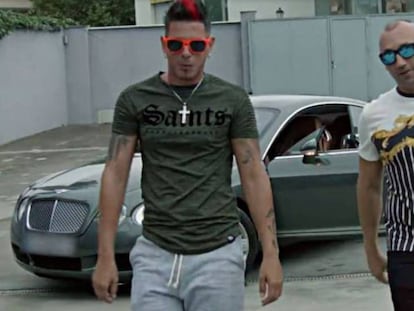 A la derecha de la imagen Francisco Tejón en un videoclip. En vídeo, 'Candela'.