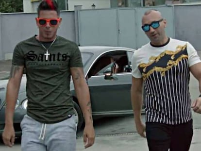A la derecha de la imagen Francisco Tejón en un videoclip. En vídeo, 'Candela'.