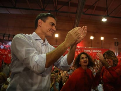 Pedro Sánchez, en la apertura del PSOE en Sevilla con María Jesús Montero y Susana Díaz.
