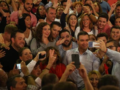 El candidato del PSOE, Pedro Sánchez, junto a la líder de los socialistas andaluces, Susana Díaz, en el acto de inicio de campaña en Sevilla.