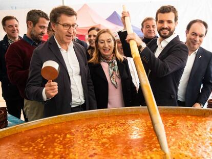 Pablo Casado (en el centro) y Alberto Núñez Feijóo (primero por la izquierda) , este sábado en la comida-mitin de Lalín (Pontevedra). En vídeo, declaraciones de Casado.