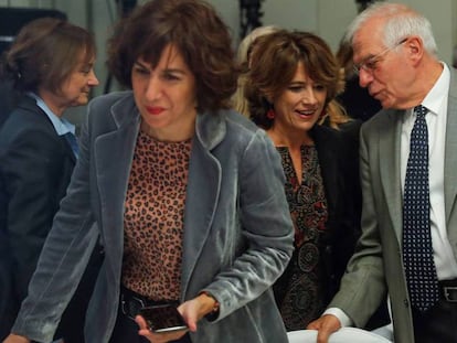 Desde la izquierda, Irene Lozano, Dolores Delgado y Josep Borrell. En vídeo, declaraciones de Delgado.