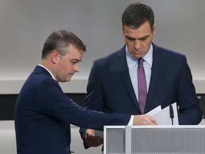 Pedro Sánchez (d), antes del inicio del debate. En vídeo, la batería de medidas propuestas por el presidente en funciones.