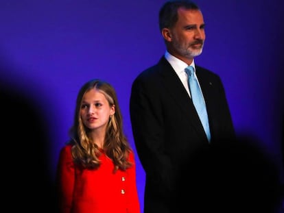 Elionor de Borbó i el rei Felip VI durant l'entrega dels premis de la Fundació Princesa de Girona. En vídeo, la intervenció de la princesa en català.