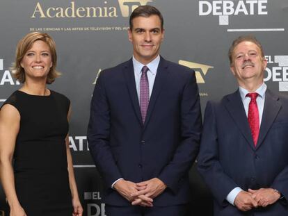 Pedro Sánchez, junto a Maria Casado y Manuel Campo Vidal. En vídeo, un momento del debate.