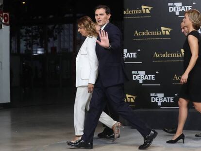 El líder de Ciudadanos, Albert Rivera (en el centro), a su llegada al debate.