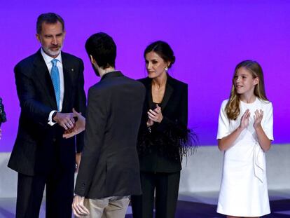 La princesa Leonor, acompañada por los Reyes y la infanta Sofía, entrega el galardón a Xavier Ros-Oton. En vídeo, declaraciones de Felipe VI.