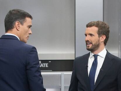 Los líderes del PSOE, Pedro Sánchez y del PP, Pablo Casado, momentos antes del inicio del debate. En vídeo, el líder del PP le pregunta a Sánchez si Cataluña es una nación.