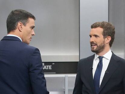 Los líderes del PSOE, Pedro Sánchez y del PP, Pablo Casado, momentos antes del inicio del debate. En vídeo, el líder del PP le pregunta a Sánchez si Cataluña es una nación.
