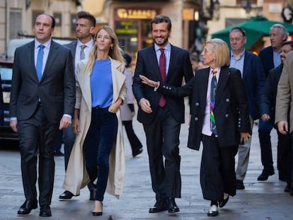 Pablo Casado, Cayetana Álvarez de Toledo y Rosa Díez llegan al mitin del PP este miércoles en Barcelona. En vídeo, Díez muestra su apoyo al líder de los populares.