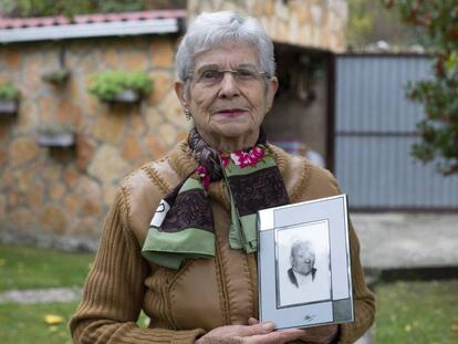 María Eugenia Ruiz posa en Tubilla del Agua (Burgos) con el retrato de su padre, Claudio, que inspiró el personaje del señor Cayo de Delibes. En el vídeo, la historia electoral de los 'señores Cayo' actuales.