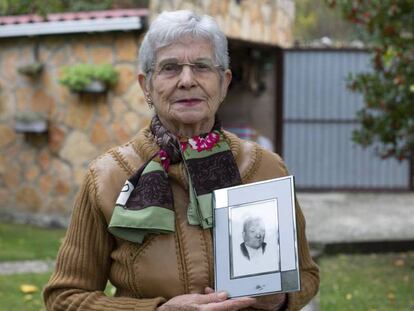 María Eugenia Ruiz posa en Tubilla del Agua (Burgos) con el retrato de su padre, Claudio, que inspiró el personaje del señor Cayo de Delibes. En el vídeo, la historia electoral de los 'señores Cayo' actuales.