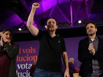 Pablo Iglesias, con Colau y Asens, este miércoles en Barcelona. En vídeo, el candidato de Unidas Podemos a la Presidencia.