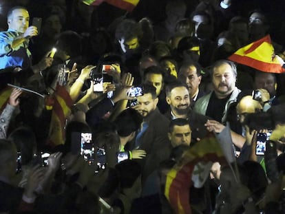 El presidente de Vox, Santiago Abascal (centro), este miércoles en Dos Hermanas (Sevilla).