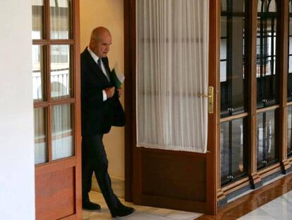 El expresidente de la Junta de Andalucía Manuel Chaves, esta mañana en el Parlamento andaluz. En vídeo, Chaves abandona la comisión.