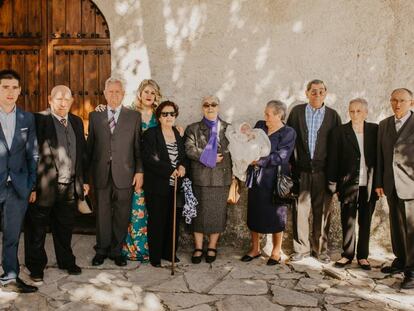 La familia de Sergio, con sus bisabuelos y sus padres, el día de su bautizo, el 29 de septiembre en Anaya de Alba (Salamanca).
