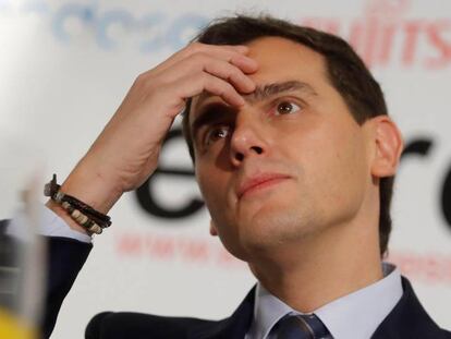 El líder de Ciudadanos Albert Rivera, en un desayuno informativo, este jueves. En vídeo, Rivera habla a los medios este viernes antes de un partido de fútbol junto a compañeros y afiliado del partido.