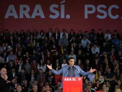 El candidato socialista, Pedro Sánchez, durante el acto de cierre de campaña en Barcelona. En vídeo, resumen del final de campaña de los cinco grandes partidos.