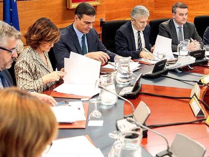 Pedro Sánchez preside este sábado en La Moncloa una reunión del Comité de Coordinación sobre la situación en Cataluña. En vídeo, el dispositivo de seguridad para los actos independentistas convocados para este sábado.