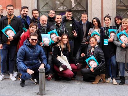 El candidato de Más País a la Presidencia del Gobierno, Íñigo Errejón (c), posa con los apoderados tras votar en el Colegio Santa Teresa de Jesús de Madrid. En vídeo, declaraciones de Errejón tras conocerse el resultado electoral.