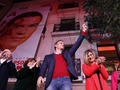 El líder del PSOE, Pedro Sánchez (tercero por la izquierda), celebra los resultados de las elecciones generales en la sede de Ferraz de Madrid. En el vídeo, las reacciones del 10-N.