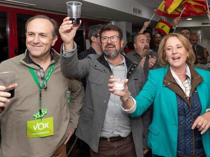 Lourdes Méndez, Joaquín Robles y Luis Gestoso, en la sede de Vox en Murcia, este domingo. En vídeo, declaraciones de Santiago Abascal tras los resultados electorales.