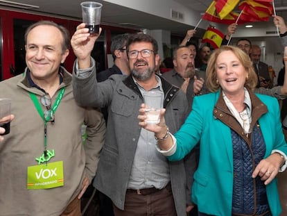 Lourdes Méndez, Joaquín Robles y Luis Gestoso, en la sede de Vox en Murcia, este domingo. En vídeo, declaraciones de Santiago Abascal tras los resultados electorales.