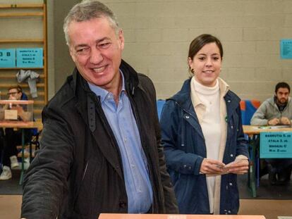 El lehendakari, Iñigo Urkullu, tras votar junto a su hija en un colegio electoral en Durango (Bizkaia). En vídeo, declaraciones del Presidente del PNV, Andoni Ortuzar, tras los resultados.
