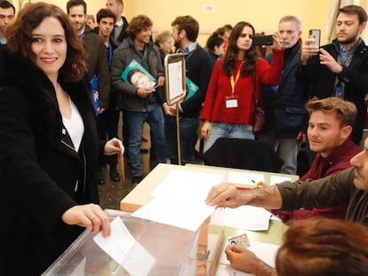 La presidenta de la Comunidad de Madrid, Isabel Díaz Ayuso, depositando el voto. En vídeo, resumen y reacciones de la jornada electoral.