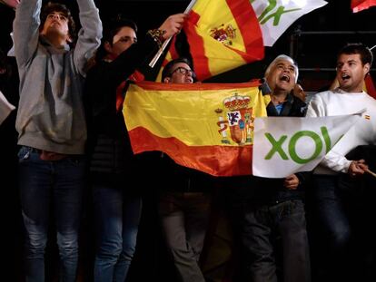Seguidores de Vox celebran el resultado electoral frente a la sede del partido de extrema derecha en Madrid. En vídeo, declaraciones de Abascal tras los resultados.