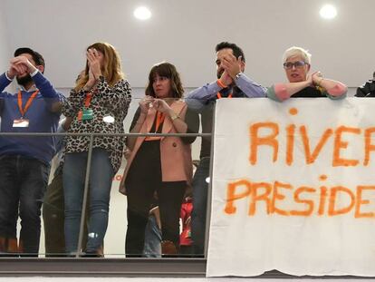Simpatizantes de Ciudadanos en la sede del partido durante la noche electoral. En vídeo, declaraciones de Rivera.
