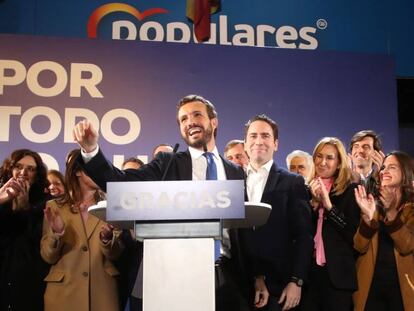 Casado saluda a varios afiliados en la sede del PP en Madrid. En vídeo, declaraciones de Casado tras conocerse los resultados electorales.