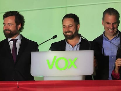 Santiago Abascal (centro), celebra los resultados electorales.