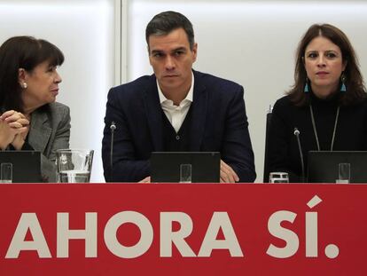 Desde la izquierda, Narbona, Sánchez y Lastra, al inicio de la reunión de la Comisión Ejecutiva. En vídeo, declaraciones del ministro de Fomento en funciones y secretario de Organización del PSOE.