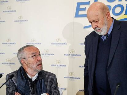 El presidente del CIS, José Félix Tezanos (derecha), y el presidente del Instituto de Estudios Sociales, Pedro Arriola (izquierda). En vídeo, declaraciones de Tezanos durante un desayuno organizado por Nueva Economía Fórum este lunes en Madrid.