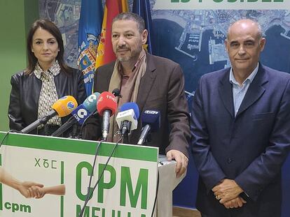 El presidente de CPM, Mustafá Aberchán (en el centro), en una rueda de prensa en Melilla.
