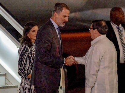 En vídeo, los Reyes son recibidos por el ministro de Asuntos Exteriores de Cuba, Bruno Rodríguez.