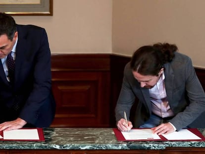 El presidente en funciones Pedro Sánchez y el líder de Unidas Podemos, Pablo Iglesias, firman un acuerdo de Gobierno de coalición. En vídeo, la firma del acuerdo.