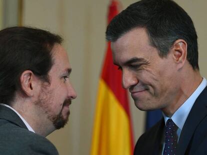 Pablo Iglesias y Pedro Sánchez durante la firma del acuerdo para formar un gobierno de coalición.