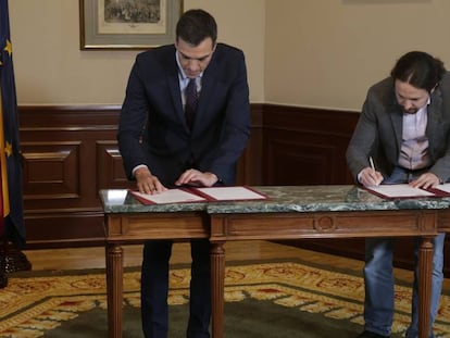 El líder del PSOE, Pedro Sánchez, y el de Unidas Podemos, Pablo Iglesias, firman el acuerdo de coalición entre sus formaciones. En vídeo, el acto de la firma de los candidatos.
