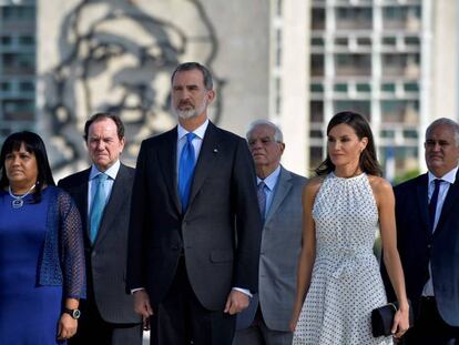 El rey Felipe VI y la reina Letizia en la plaza de la Revolución de La Habana. En vídeo, el paseo de los Reyes de España por la capital cubana.