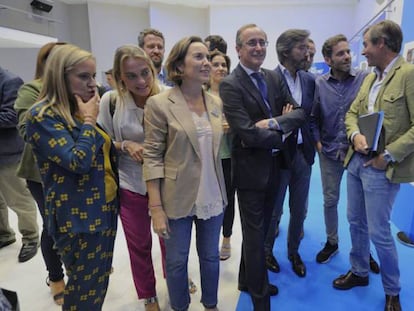 Alfonso Alonso (centro), entre los vicesecretarios nacionales, Cuca Gamarra (a su izquierda) y Antonio González Terol, en la convención del PP vasco.