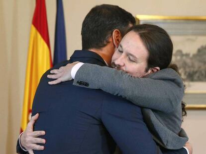 Pedro Sánchez y Pablo Iglesias se abrazan el pasado martes tras firmar el acuerdo. En vídeo, ¿apoyarán el resto de partidos la coalición?