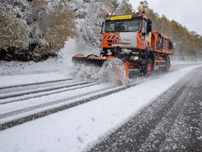 Una máquina quitanieves en acción. En vídeo, la nieve activa la alerta roja en Asturias.