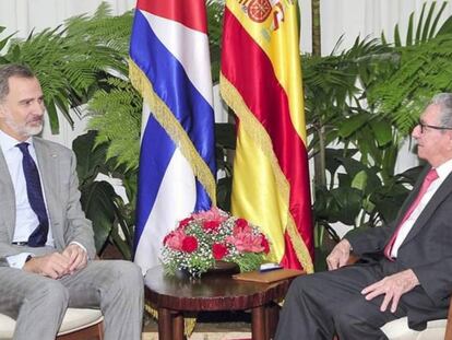 El Rey, durante su reunión con Raúl Castro. En vídeo, última jornada del viaje de los Reyes a Cuba.