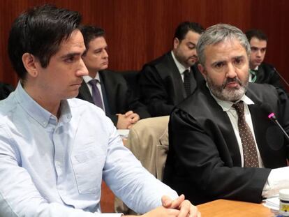 Rodrigo Lanza, durante la primera sesión del juicio por el asesinato de Víctor Laínez. En vídeo, declaraciones del hermano de la víctima.