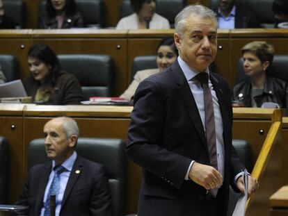 El lehendakari, Íñigo Urkullu, en el pleno de control del Parlamento vasco, este viernes. En vídeo, Urkullu anuncia la "absoluta disposición" del PNV a que tire adelante el Gobierno PSOE- Unidas Podemos.